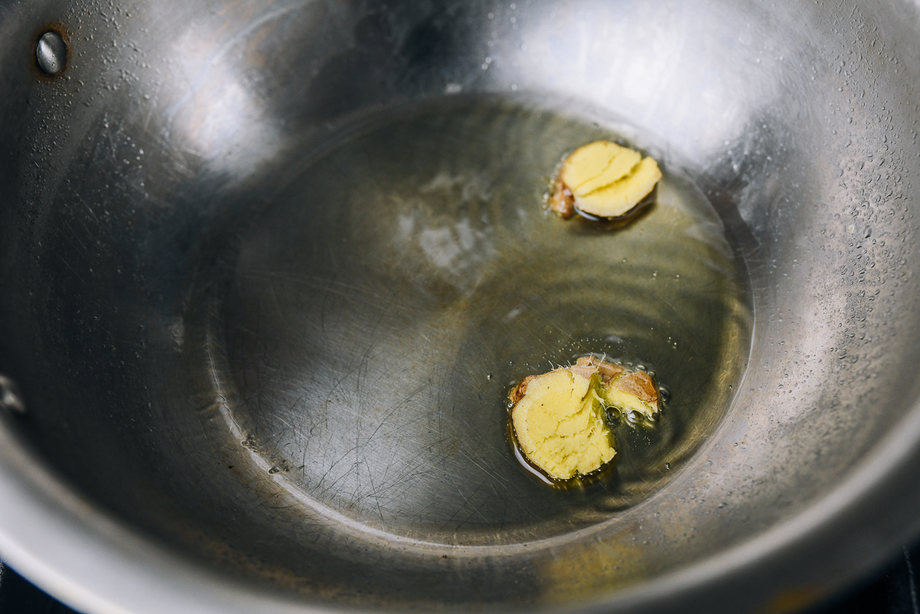 ginger slices in oil