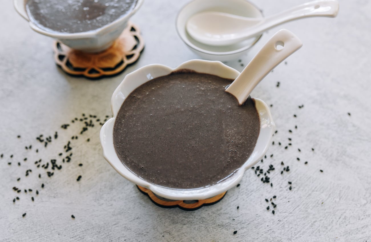 Bowl of Chinese black sesame soup 芝麻糊