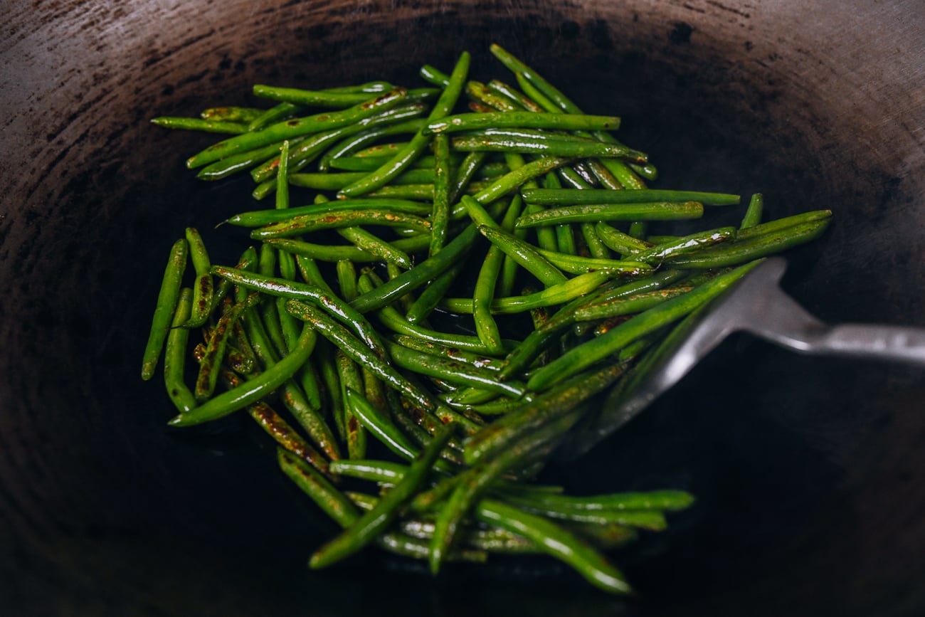 scorching blanched green beans in oil