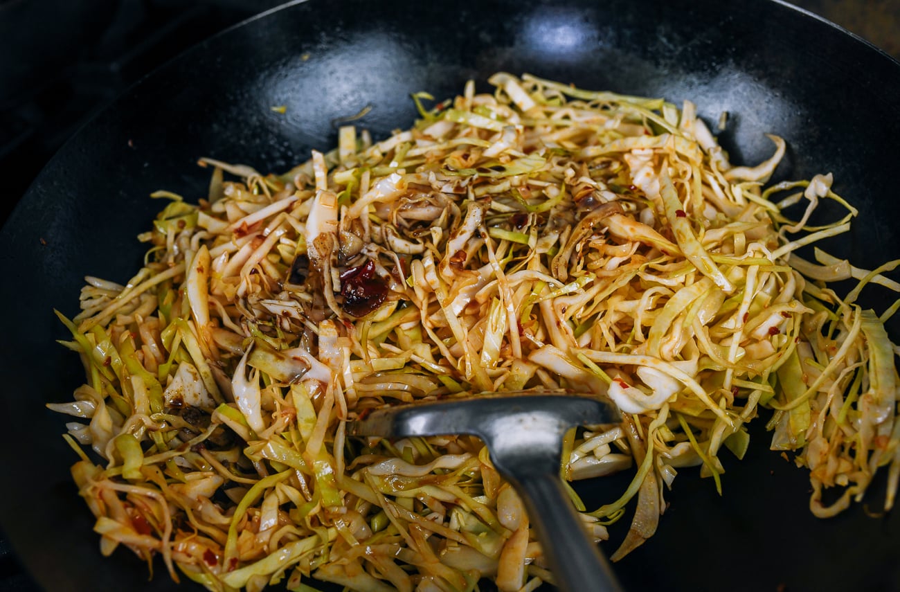 mixing cabbage with doubanjiang