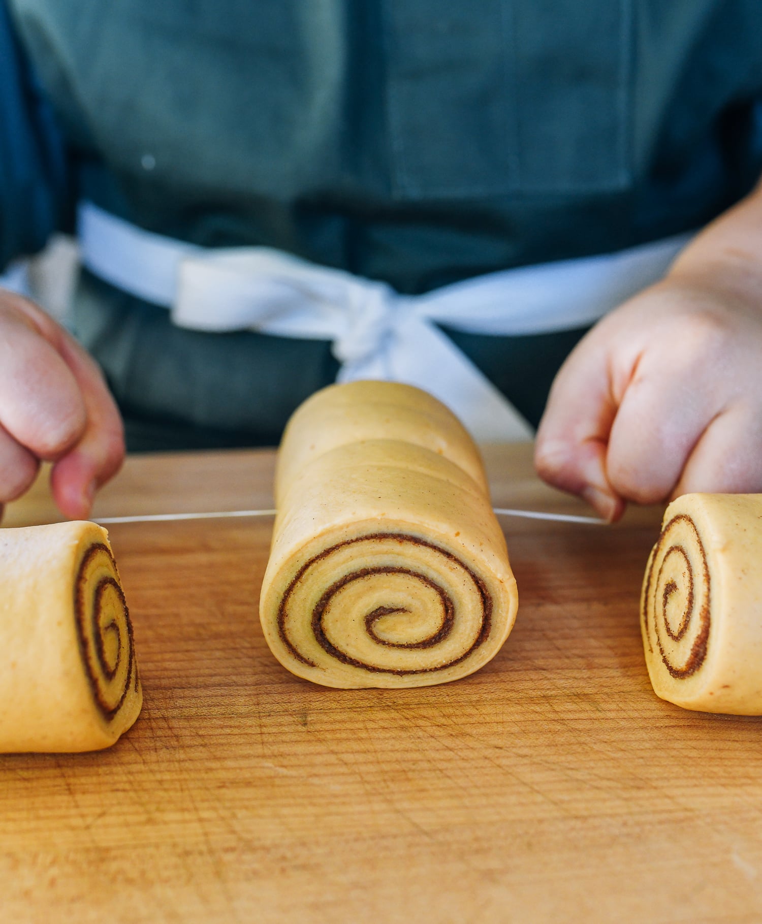 cutting cinnamon rolls using dental floss