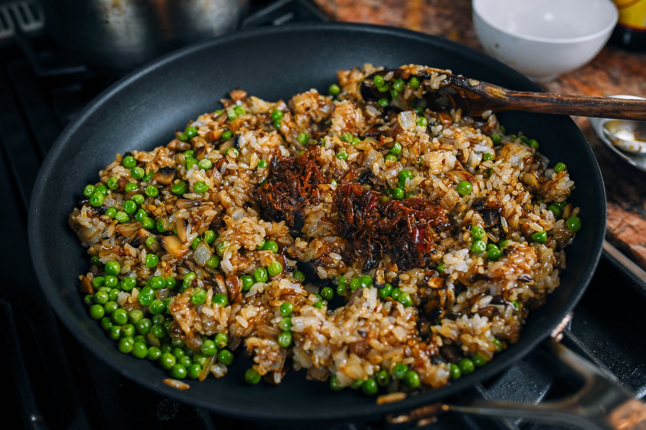 stir-frying sticky rice with frozen peas