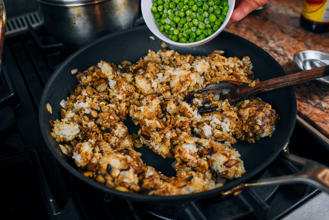 adding frozen peas to sticky rice