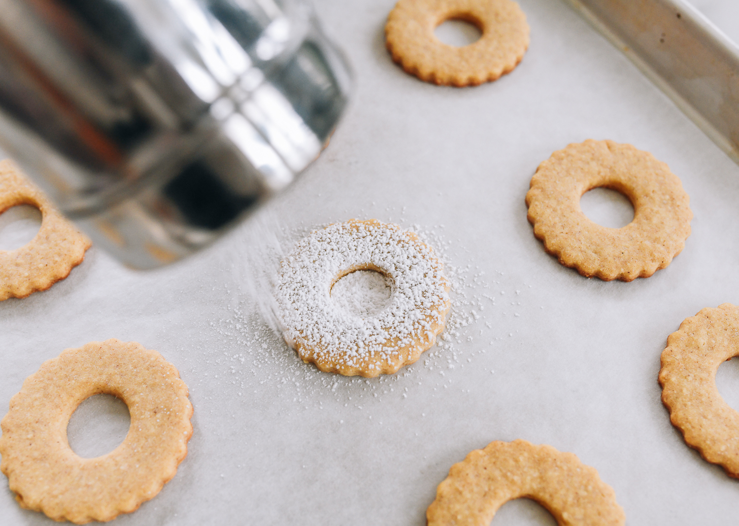 dusting round cookie with powdered sugar