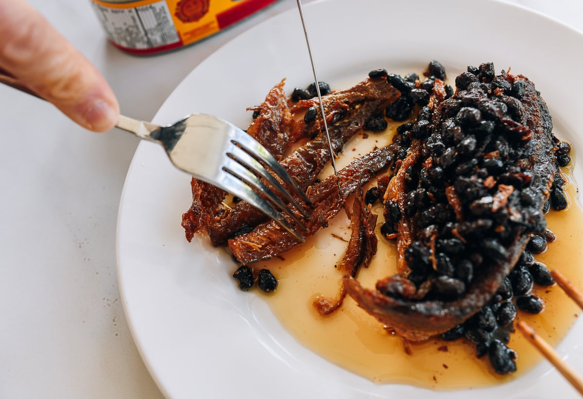 taking apart fried dace with a fork