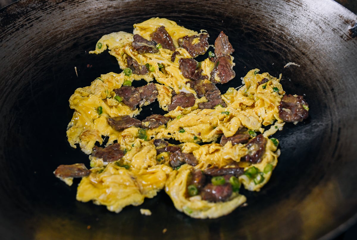 scrambled egg with beef in wok