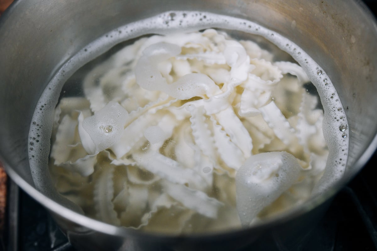 boiling dried Chinese ribbon noodles
