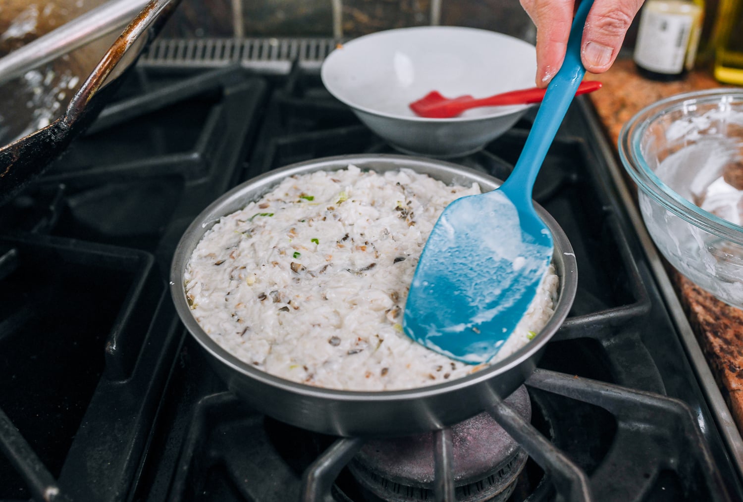 Spreading lo bak go batter in cake pan