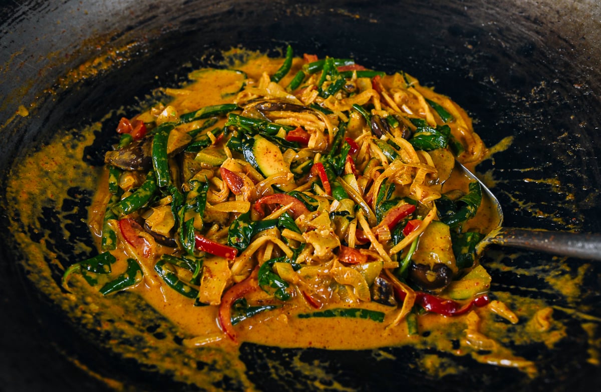 thai vegetable curry in wok