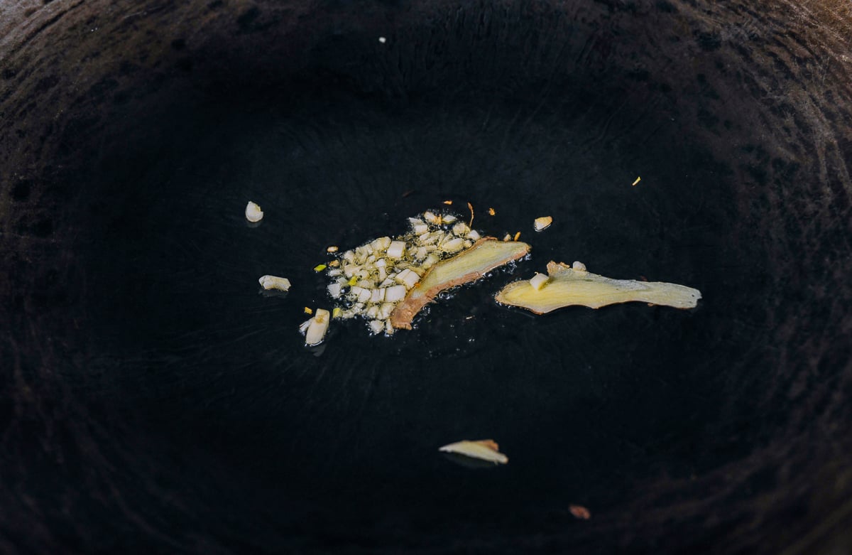 ginger slices and garlic in wok
