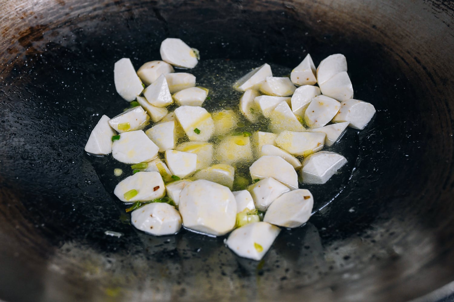 adding water to taro and scallion