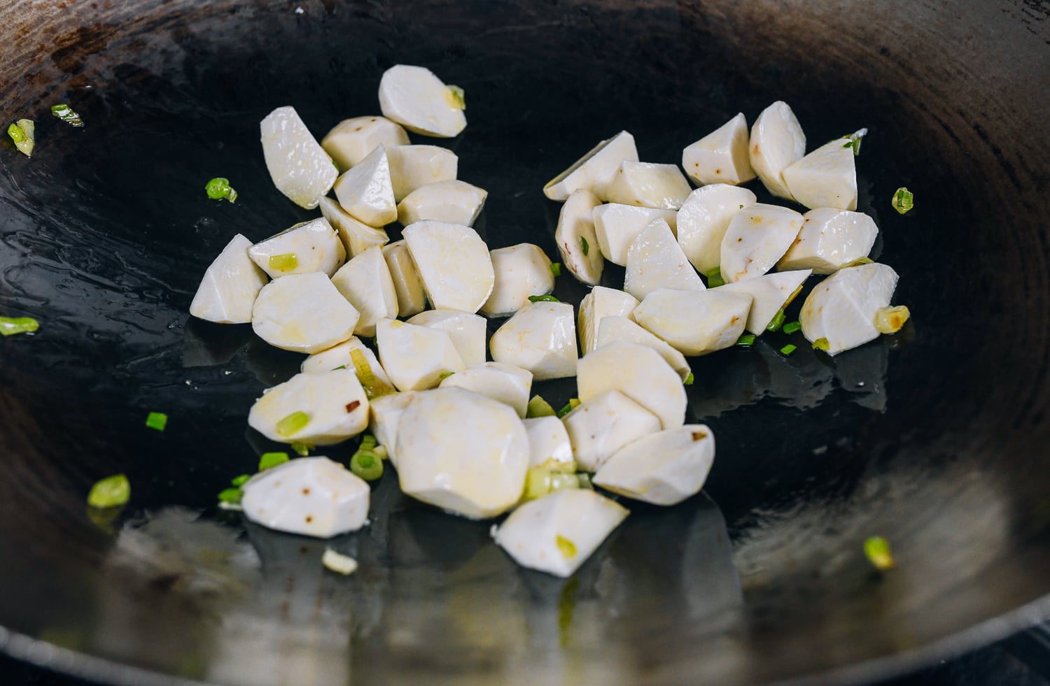 stir-frying taro and scallion