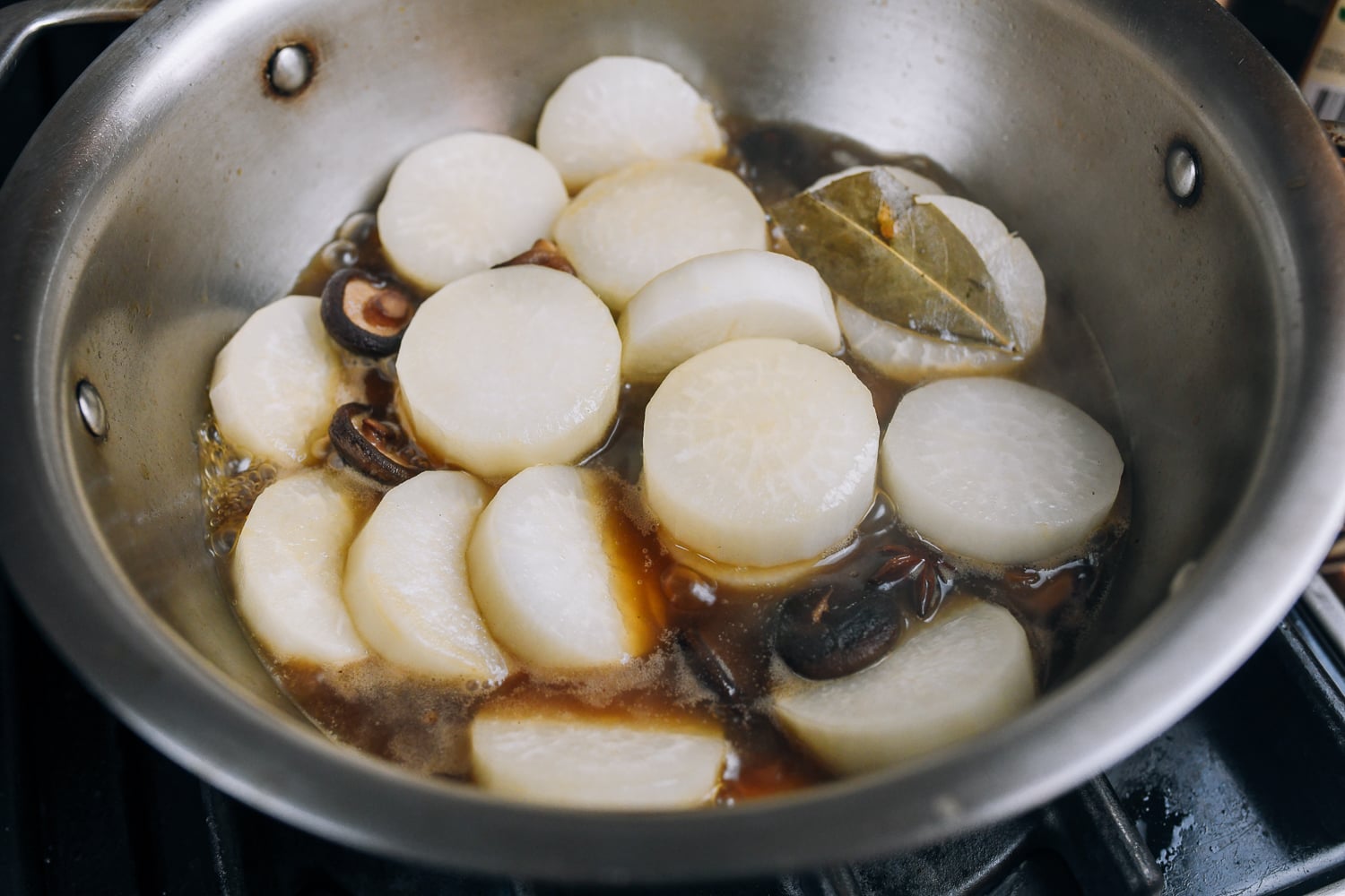 ingredients in pot for braised daikon