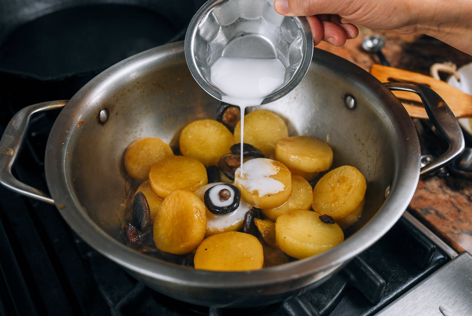 thickening braised daikon sauce with cornstarch slurry