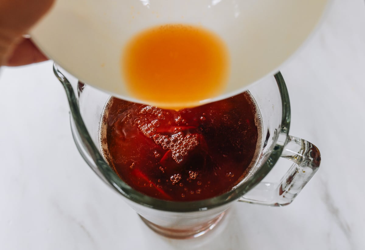 adding clementine juice to brewed tea