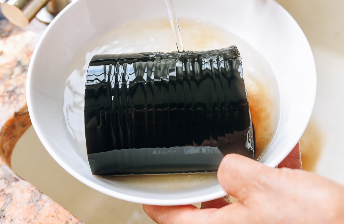 rinsing canned grass jelly