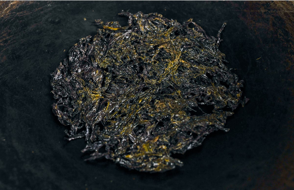 toasted seaweed sheet in wok