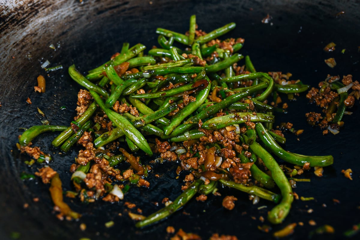 stir-frying string beans with ground pork