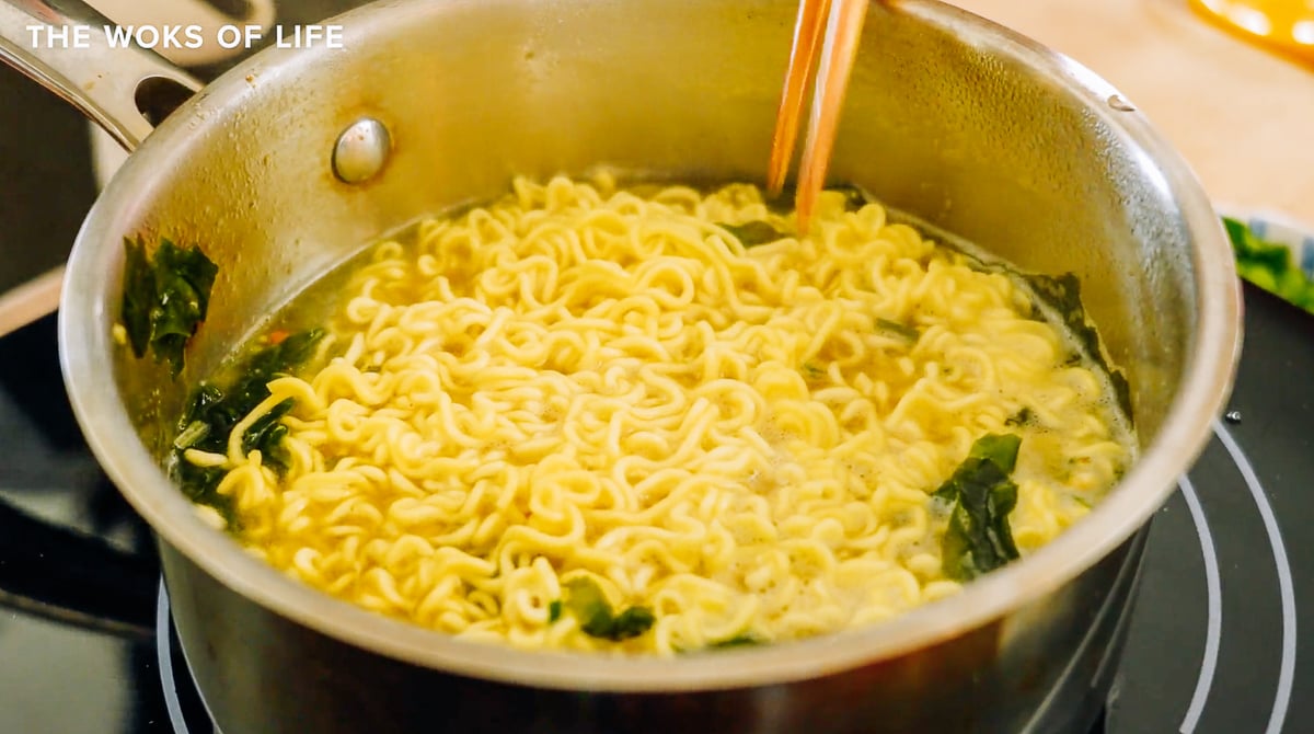 seaweed egg drop instant noodles