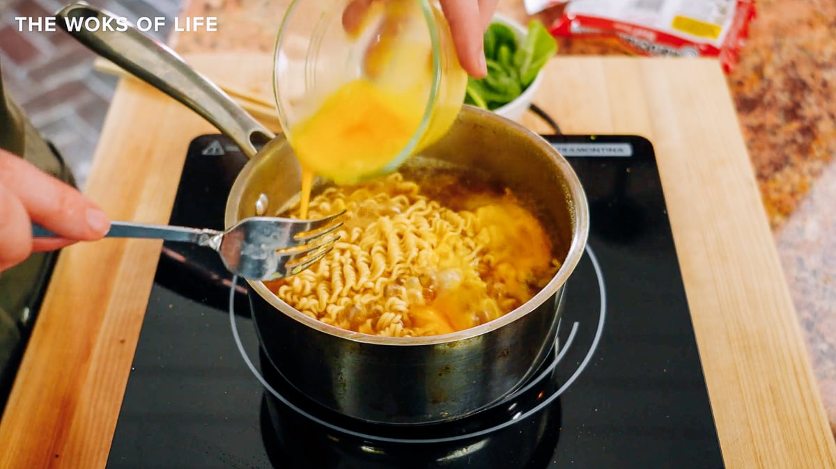 instant noodles with egg and spinach