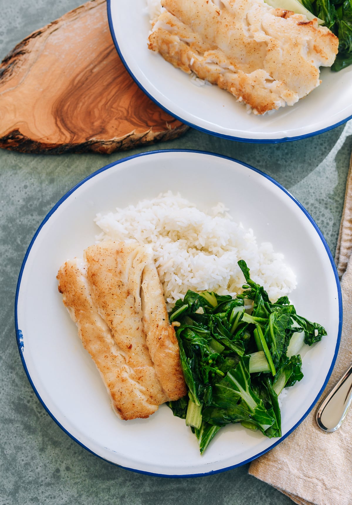 Pan-fried cod with white rice and green vegetables