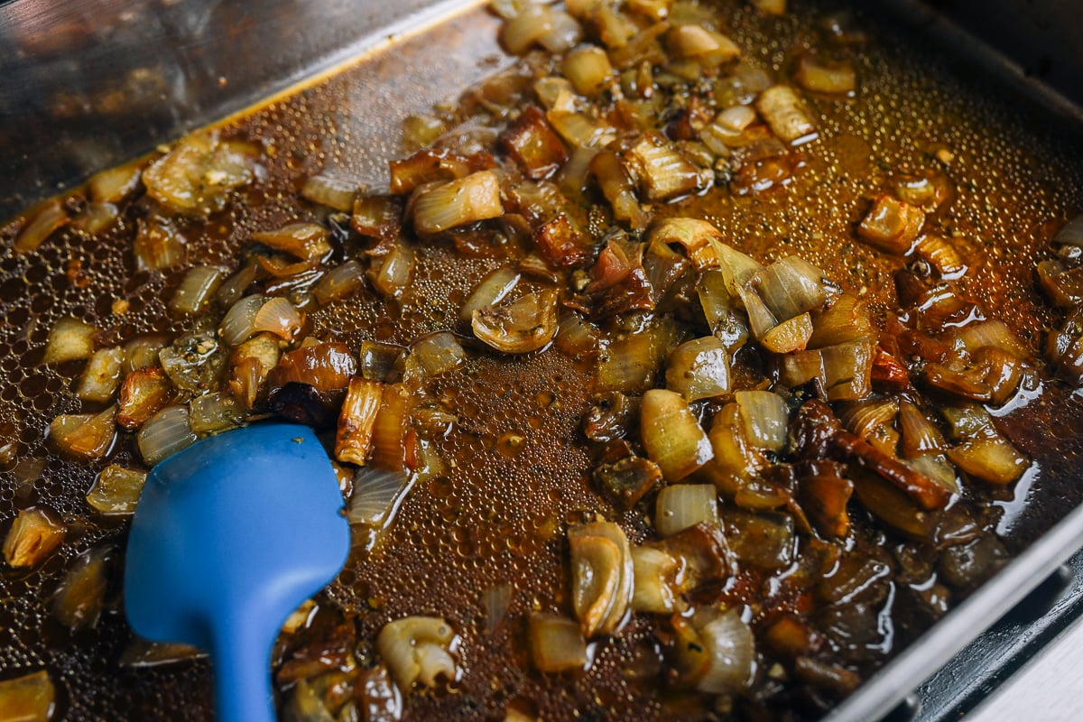 making lamb au jus in roasting pan