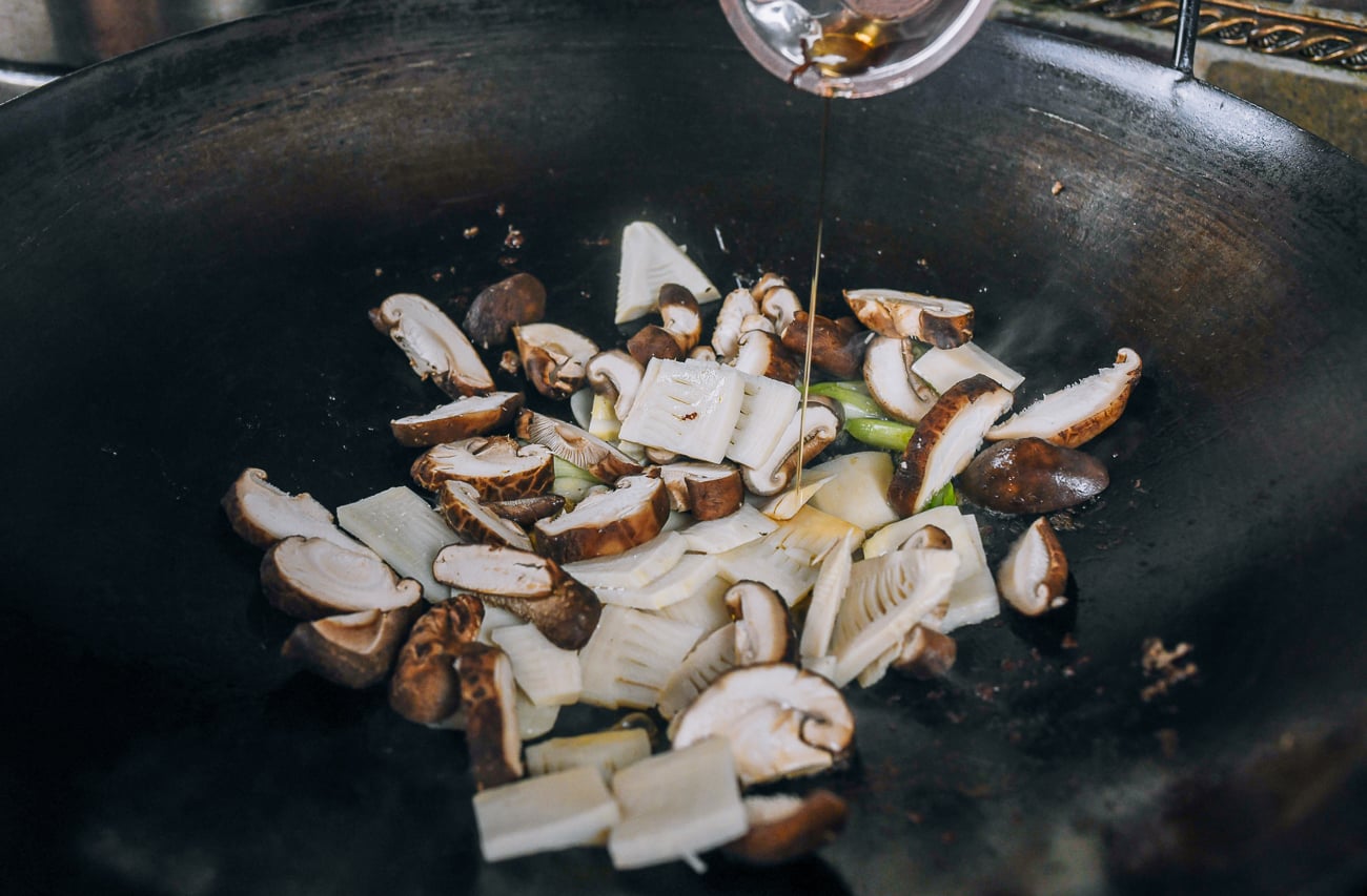 pouring shaoxing wine into wok