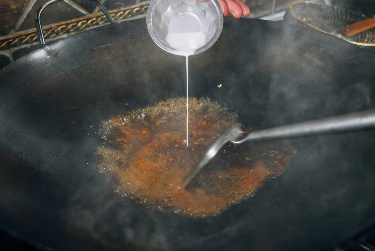 thickening sauce with cornstarch slurry