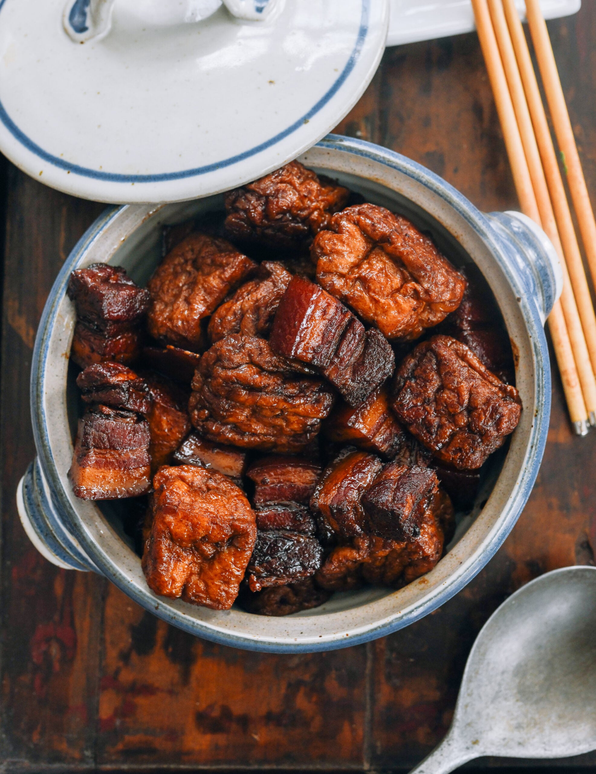 Braised Pork Belly with Tofu Puffs (油豆腐红烧肉)