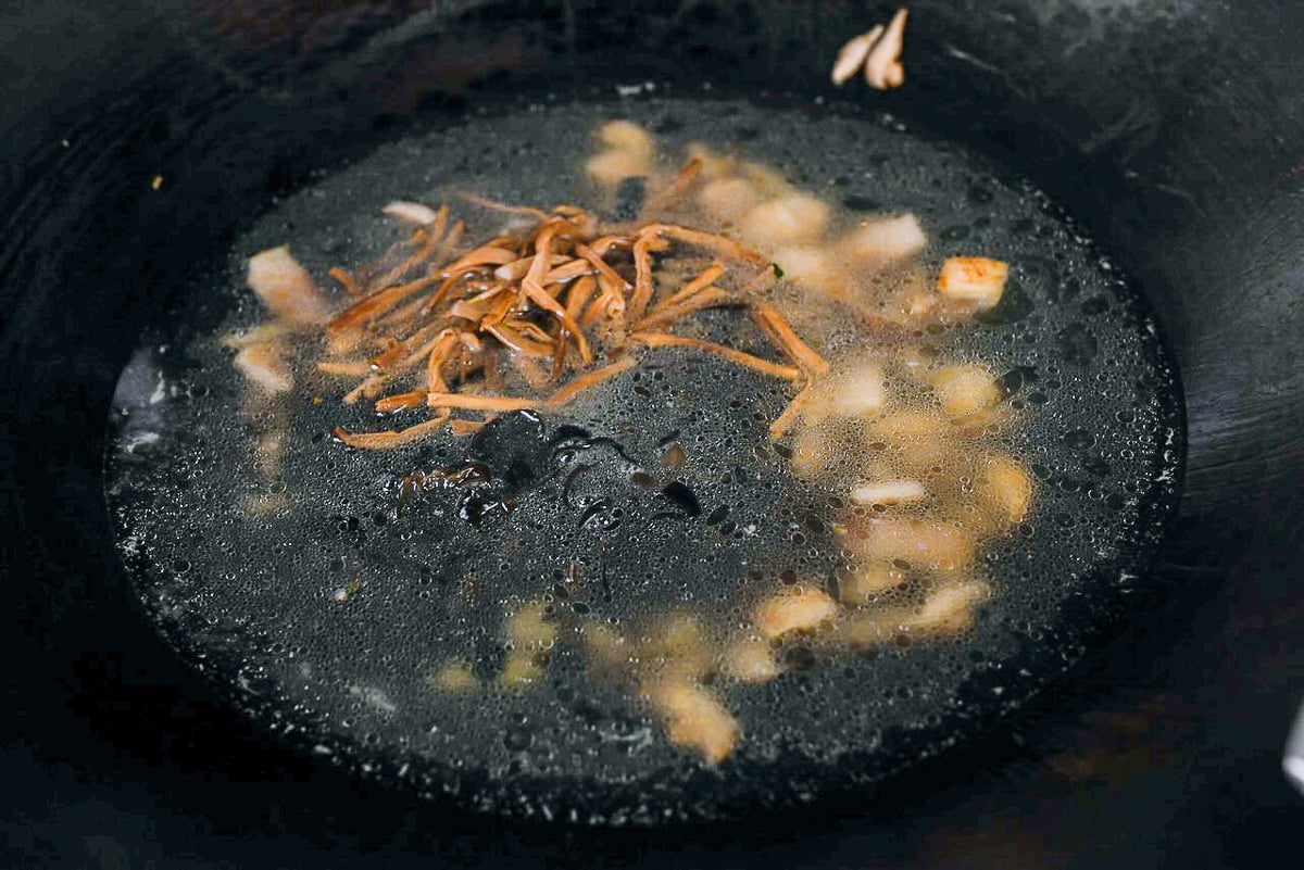 da lu mian mixture in wok